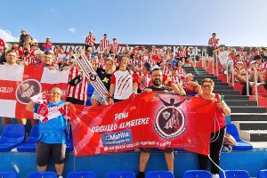 El Almería tuvo un fondo lleno de seguidores que no vieron un disparo a puerta de su equipo.