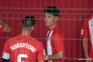 NIco Melamed, parece atrapado en el tiempo, ya no brilla.