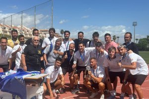 El CD Playas de Garrucha posa con el trofeo de campeones.