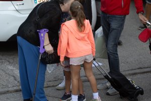 Una niña se despide de su abuela el primer día de colegio.