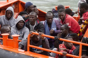 Llegada de inmigrantes al puerto de Almería en una embarcación de Salvamento Marítimo. Archivo.