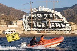 Activistas de Greenpeace se pronuncian frente al Hotel de Azata del Sol en la playa del Algarrobico, en Carboneras.
