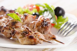 Imagen de un plato de brochetas. (DepositPhoto)