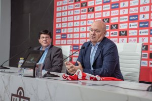 Pepe Mel tiene práctica en firmar contratos y libros.