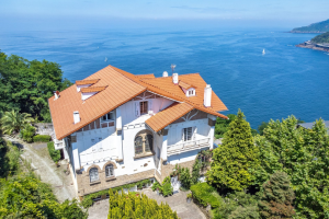 La lujosa villa ha salido a la venta por 13 millones de euros.