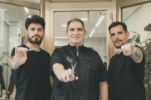 Jesús, Rafael y Álex el día de la jubilación del gran jefe en la peluquería.