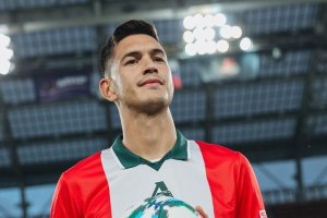 El futbolista mexicano no se olvida del Almería desde Moscú.