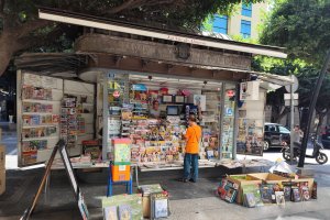 El quiosco de Fina Roldán, situado en el Paseo de Almería, a la altura del Hotel Costasol.