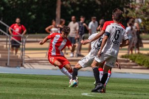 Sergio Dacal se va de dos jugadores de la Balona.