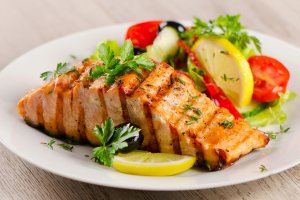 Salmón plancha con ensalada para el menú de este domingo (Imagen: Depositphotos).