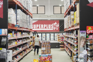 El sector de la distribución es importante  porque se encarga de repartir los productos, así como de guardarlos y almacenarlos.