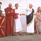 Autoridades y vecinos durante el Pregón de la Confraternización Vrci-Alba.