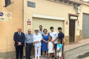 Félix Clemente junto a su familia y autoridades debajo de la calle con su nombre.