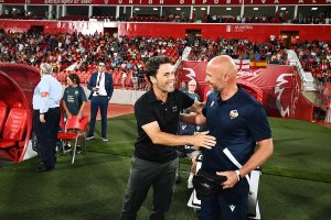 Rubi afronta su primera crisis en su segunda etapa en el Almería.