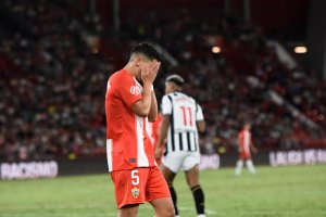 Robertone se tapa la cara al final del partido ante el Castellón.