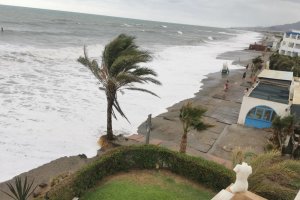 Efectos costeros inundan la zona de 'Natsun'.