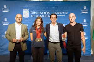 Los medallistas olímpicos al lado de los altos cargos de Diputación.