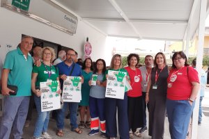 Los sanitarios se reúnen en las puertas del consultorio de Turre.