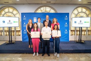 Los tres becados junto a los representantes de Qvision, ONCE y Diputación de Almería.