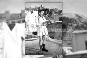 La niña Josefina Franco en su terraza en la subida a la Alcazaba haciendo la tarea,  con sus botas de agua reglamentarias.