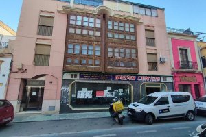 Un local comercial en la calle Granada forma parte del lote.