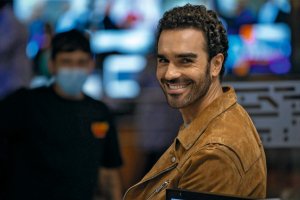 El reportero pasa una apasionada noche con su amada.