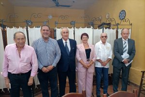 Foto del homenajeado con Luis Miguel Columna, Francisco Alonso, Antonia Urrutia, Juan Pedro Vázquez y Juan Mata.