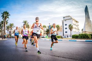 Una instantánea de la pasada Media Maratón Ciudad de Roquetas.