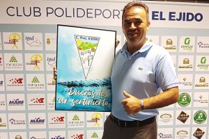 El presidente con el nuevo escudo.