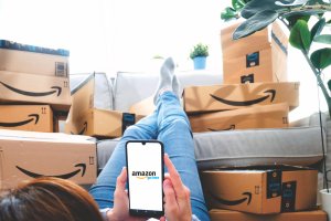 Imagen de recurso de paquetes de Amazon y su app del móvil.
