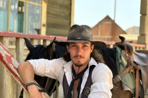 Félix Potenciano Fernández vestido de vaquero en el Oasys Minihollywood.