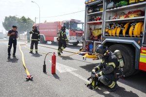 Los bomberos durante el simulacro.