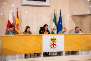 Mesa presidencial del pleno del Ayuntamiento de Almería