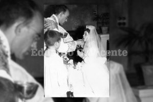 El cura Gómiz en sus años de juventud, dándole la comunión a una niña.