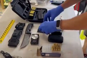 La Guardia Civil encontró diversas armas y munición durante su registro.
