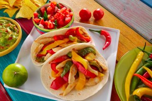 Tacos de pollo braseado (Imagen: Depositphotos).
