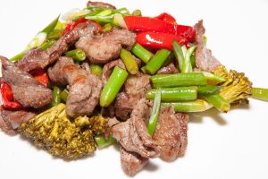 Ternera con verduras (Imagen: Depositphotos).