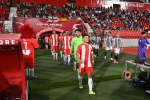 Los jugadores del Almería cargan con la cruz del favorito.