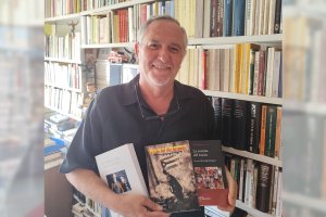Manuel Reinaldo posa con varios de sus libros.