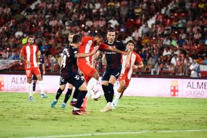 Luis Suárez siempre muy marcado por la defensa rival.