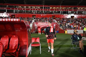 Arribas rumbo al banquillo en el Almería-Eibar.