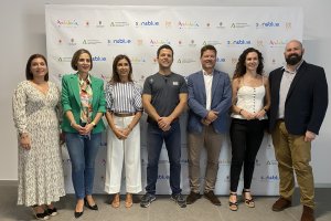 Nacho Dean junto a Tim Ott y distintas autoridades almerienses.