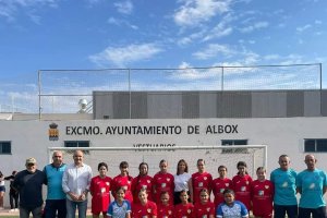 La alcaldesa, María del Mar Alfonso, y el Presidente del Club arroparon a las jugadores en su estreno.