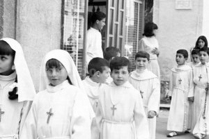 Grupo de alumnos y maestras del colegio de San Miguel de la Plaza de Marín haciendo la Primera Comunión en 1965.