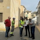 El alcalde visita las calles donde se llevará a cabo la mejora de red de abastecimiento.