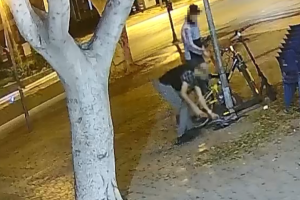 Imagen del momento en el que los dos varones roban los patinetes eléctricos.