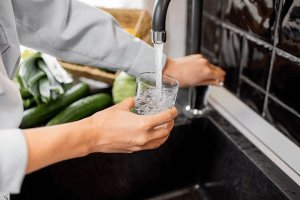 El agua domiciliaria se ha encarecido en Almería más de un 30%.