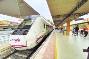 Viajeros en la estación de tren de Almería, ahora cerrada por las obras del Soterramiento.