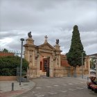 La portada del cementerio se mantiene intacta por la gracia de Dios.