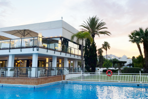 El icónico Parador de Mojácar junto al Mediterráneo.